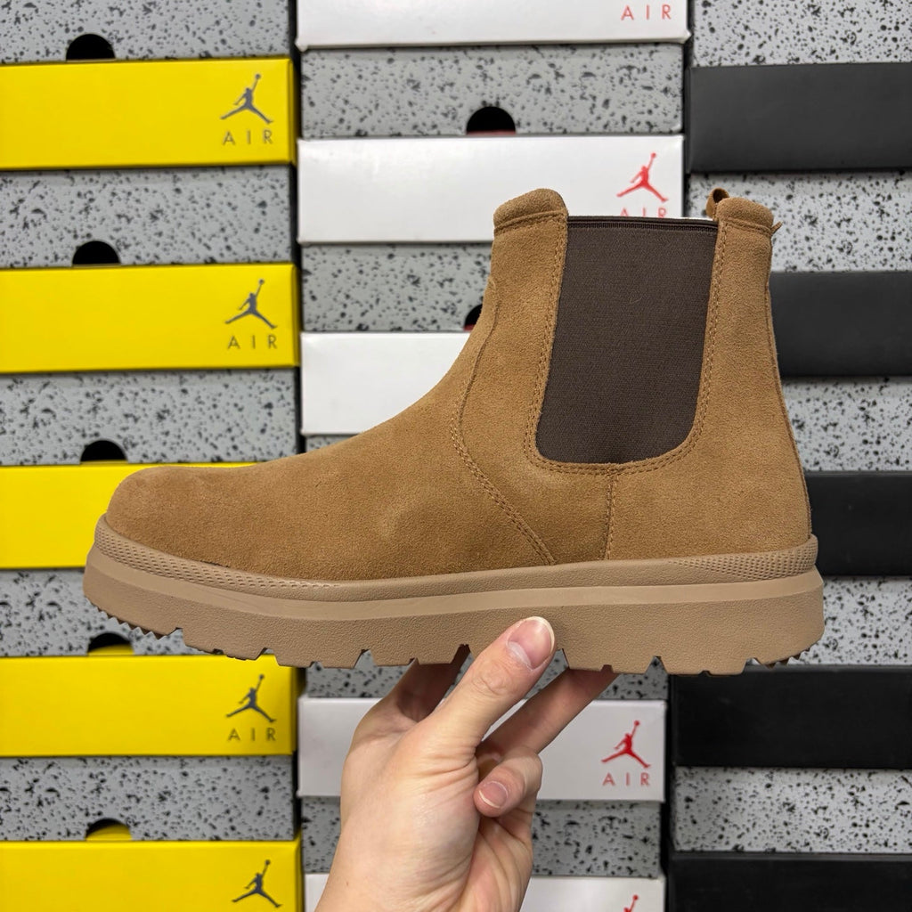 UGG Chelsea Boot – Suede Pull-On Ankle Boot with Contrast Elastic Gusset, Shearling Lining & Chunky Lug Sole in Wheat