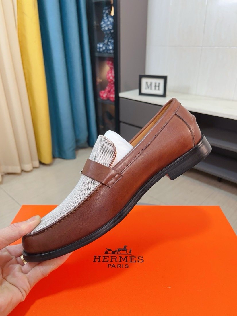 Hermès Textured Contrast-Trim Loafers